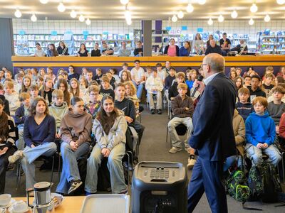 Landtagsvizepräsident Rainer Schmelzer spricht vor versammelten Schülerinnen und Schülern der Jahrgangsstufe 7