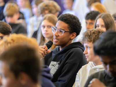Schülerinnen und Schüler der 7. Klasse stellen Fragen an die politischen Gäste