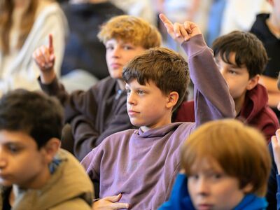 Schülerinnen und Schüler der 7. Klasse stellen Fragen an die politischen Gäste
