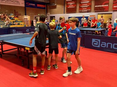 Die Kinder beim Tischtennis spielen