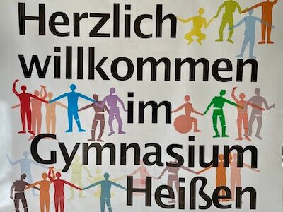Plakat: Herzlich willkommen im Gymnasium Heißen